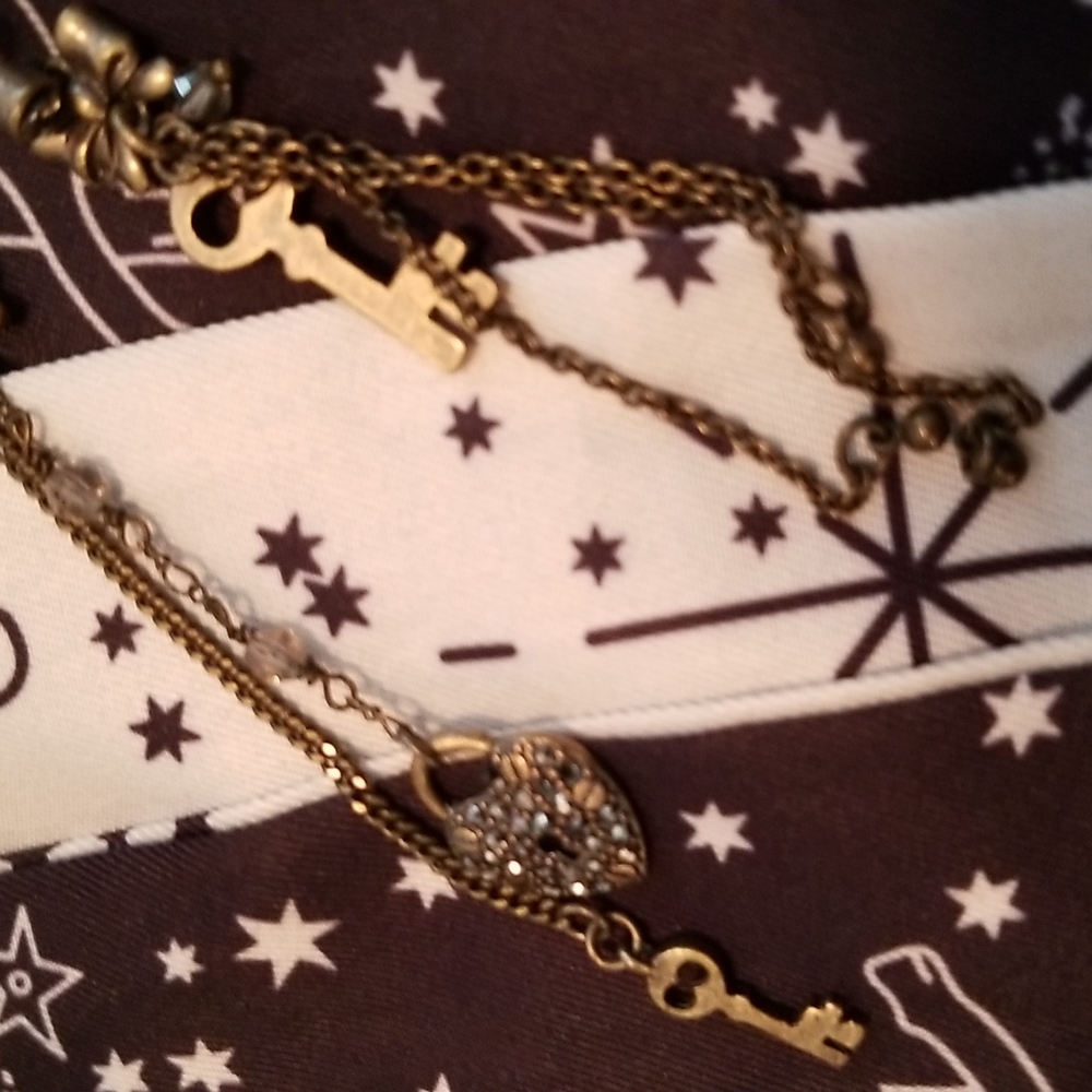 RARE Betsey Johnson Lock & Key Mismatched Drop Earrings - Picture 9 of 11